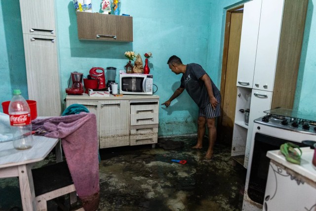 chuvas deixam moradores ilhados na maior cidade do país