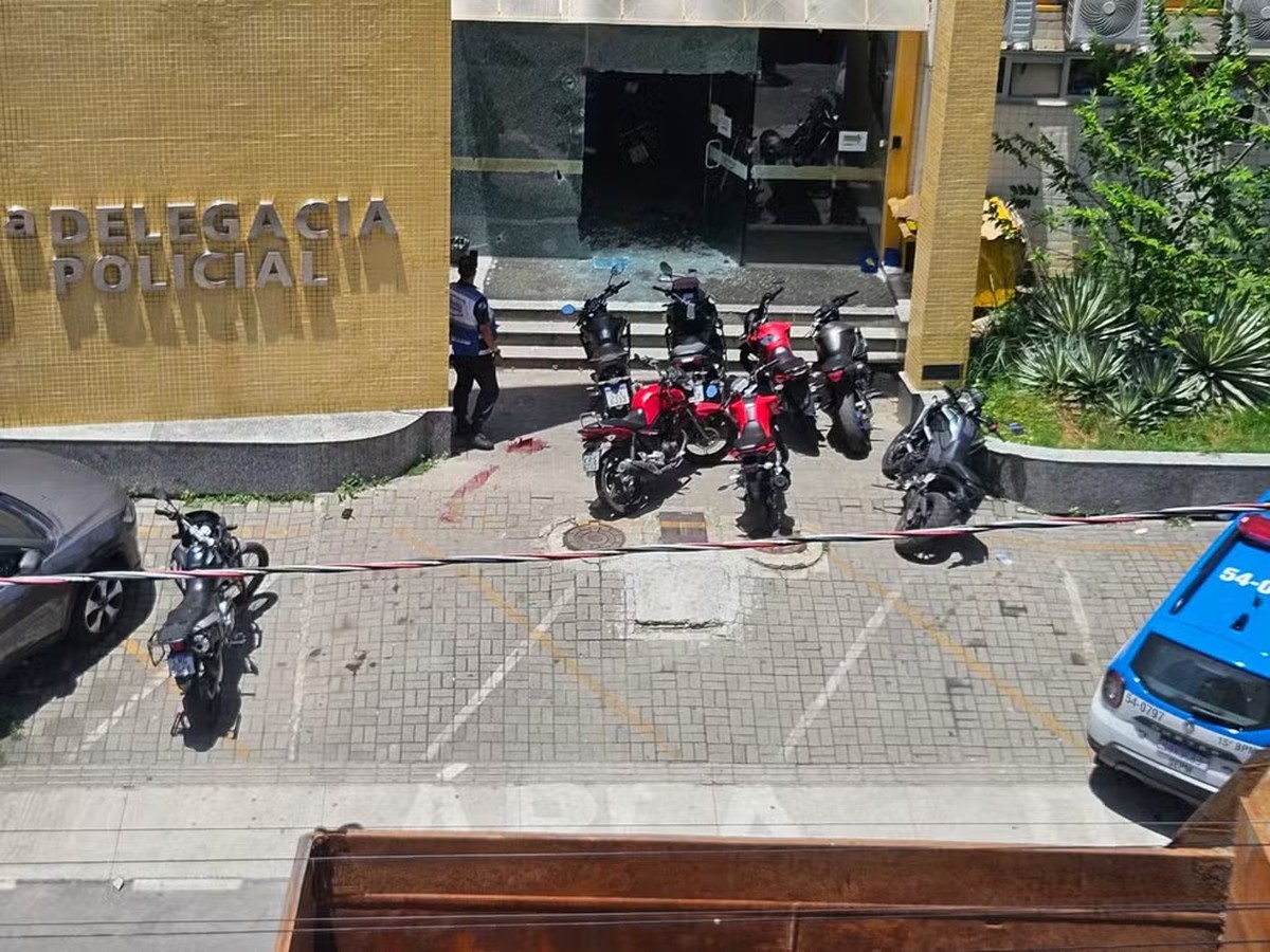 Policial é morto após atirar na namorada e em colegas em delegacia no RJ | Rio de Janeiro