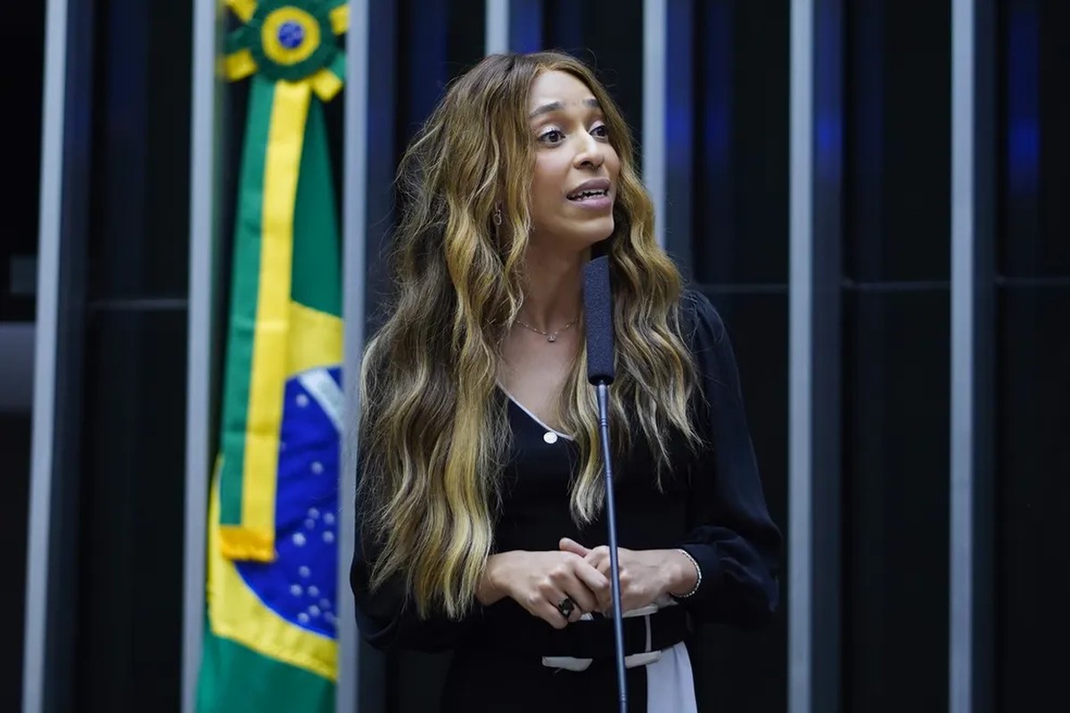Erika Hilton protocola PEC que propõe fim da escala 6x1 de trabalho | Política