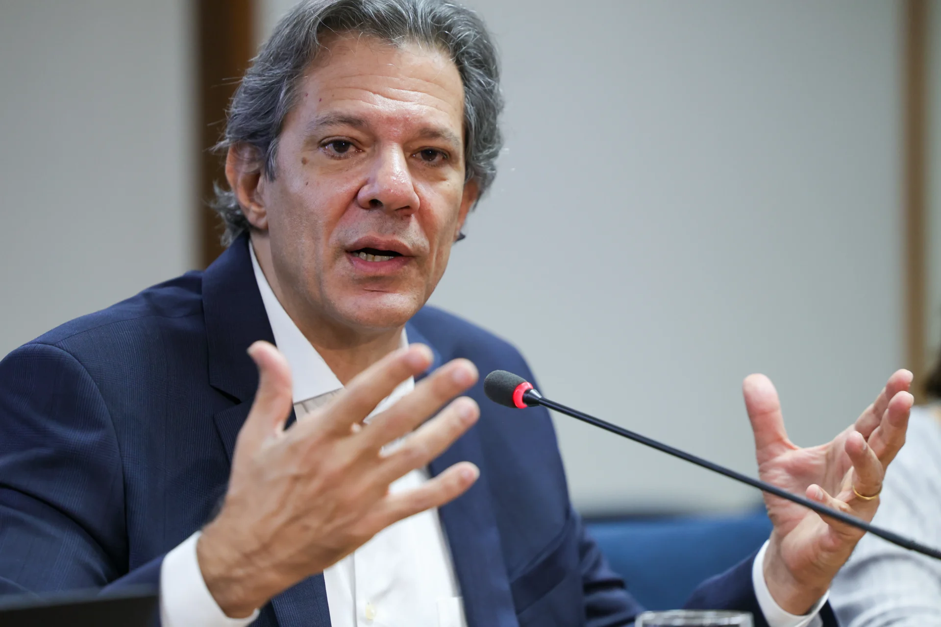 governo deve cobrar imposto mínimo de quem ganha mais