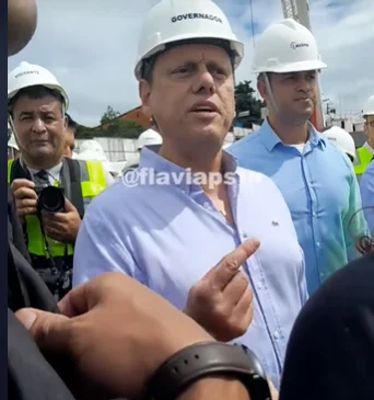 professora da rede pública questiona Tarcísio sobre privatização do ensino