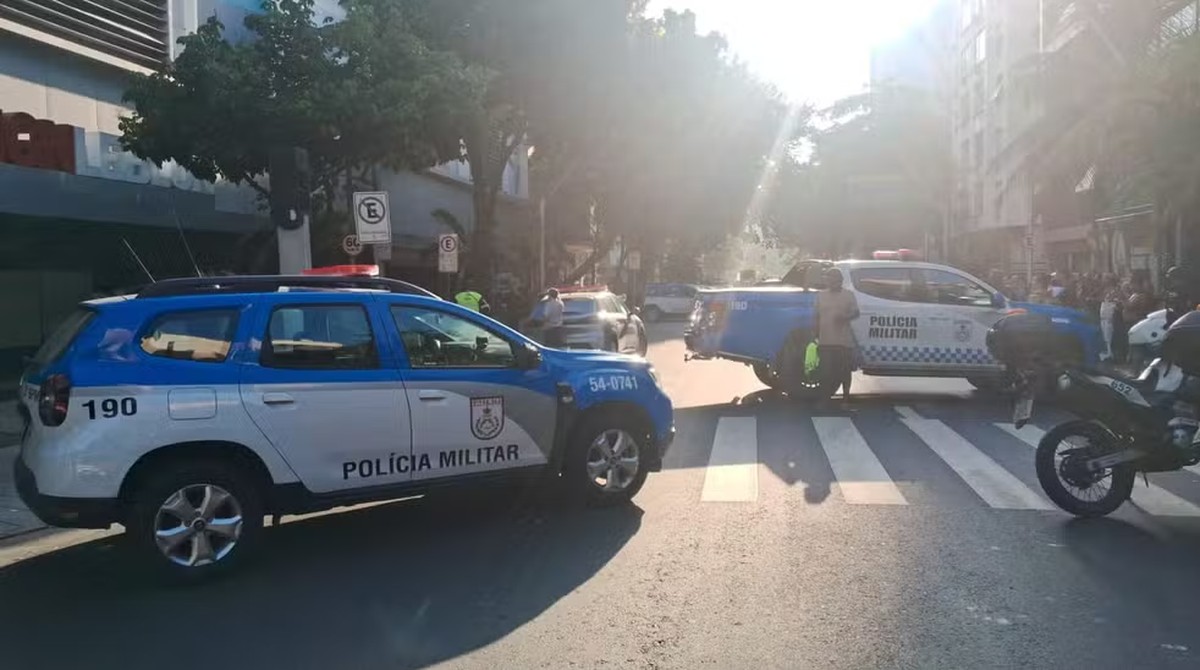 Polícia liberta mulher feita refém em agência bancária no Leblon; suspeito foi baleado | Rio de Janeiro