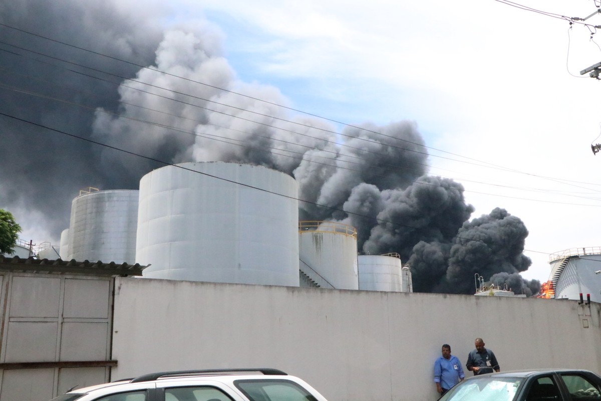 Incêndio de grandes proporções atinge fábrica de óleo na Ilha do Governador, no Rio de Janeiro | Rio de Janeiro