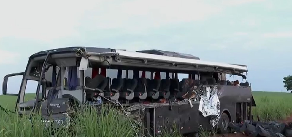 Acidente com ônibus universitário deixa ao menos 12 mortos no interior de SP | Brasil