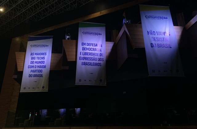 seminário teve piada de fake news e banner retirado