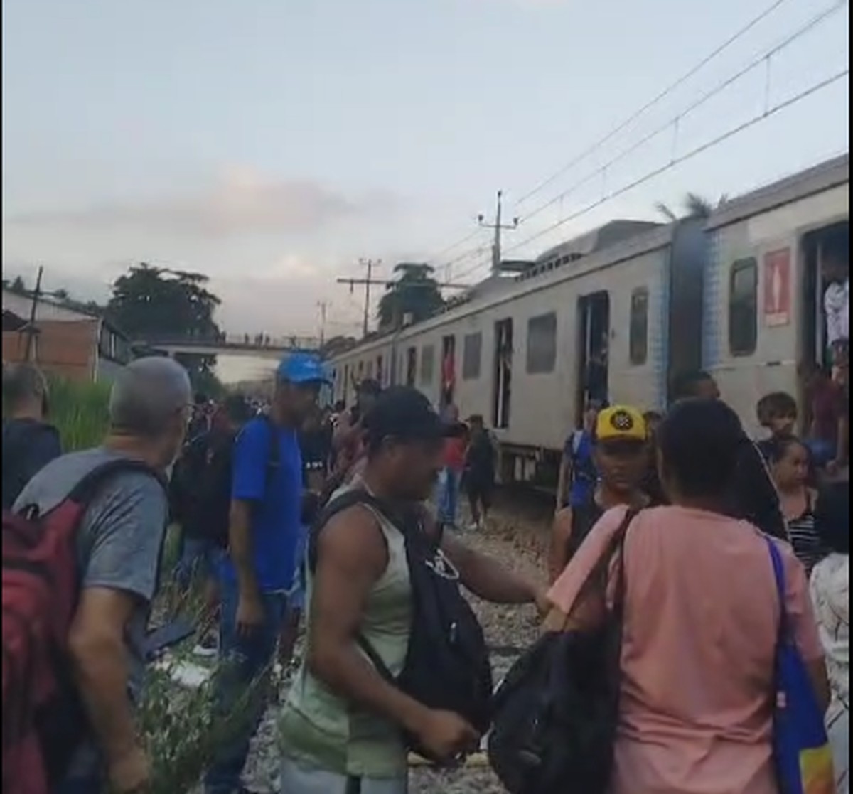 Passageiros da Supervia caminham pelos trilhos após pane e princípio de incêndio em trem; veja vídeo | Rio de Janeiro