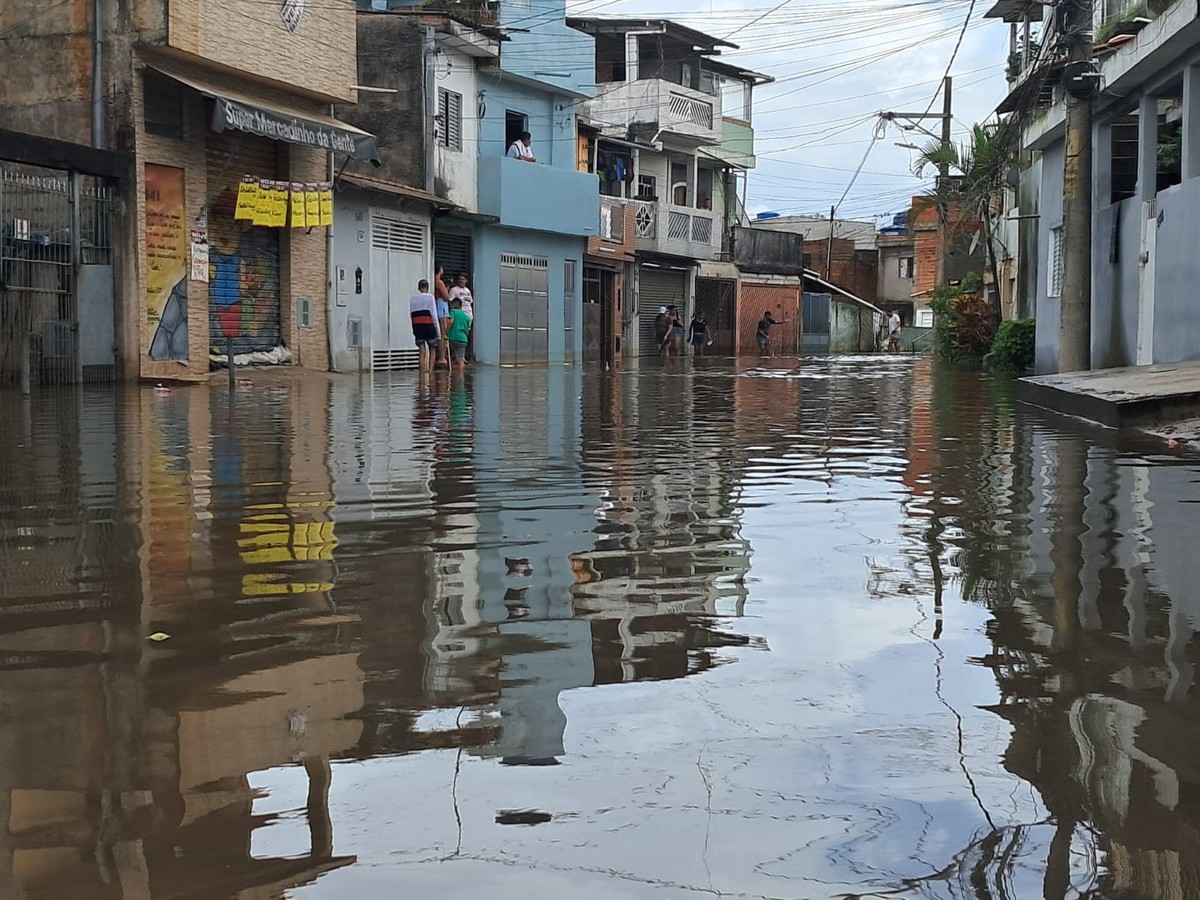 Motorista de aplicativo morre ao tentar passar por rua alagada durante temporal em São Paulo | São Paulo