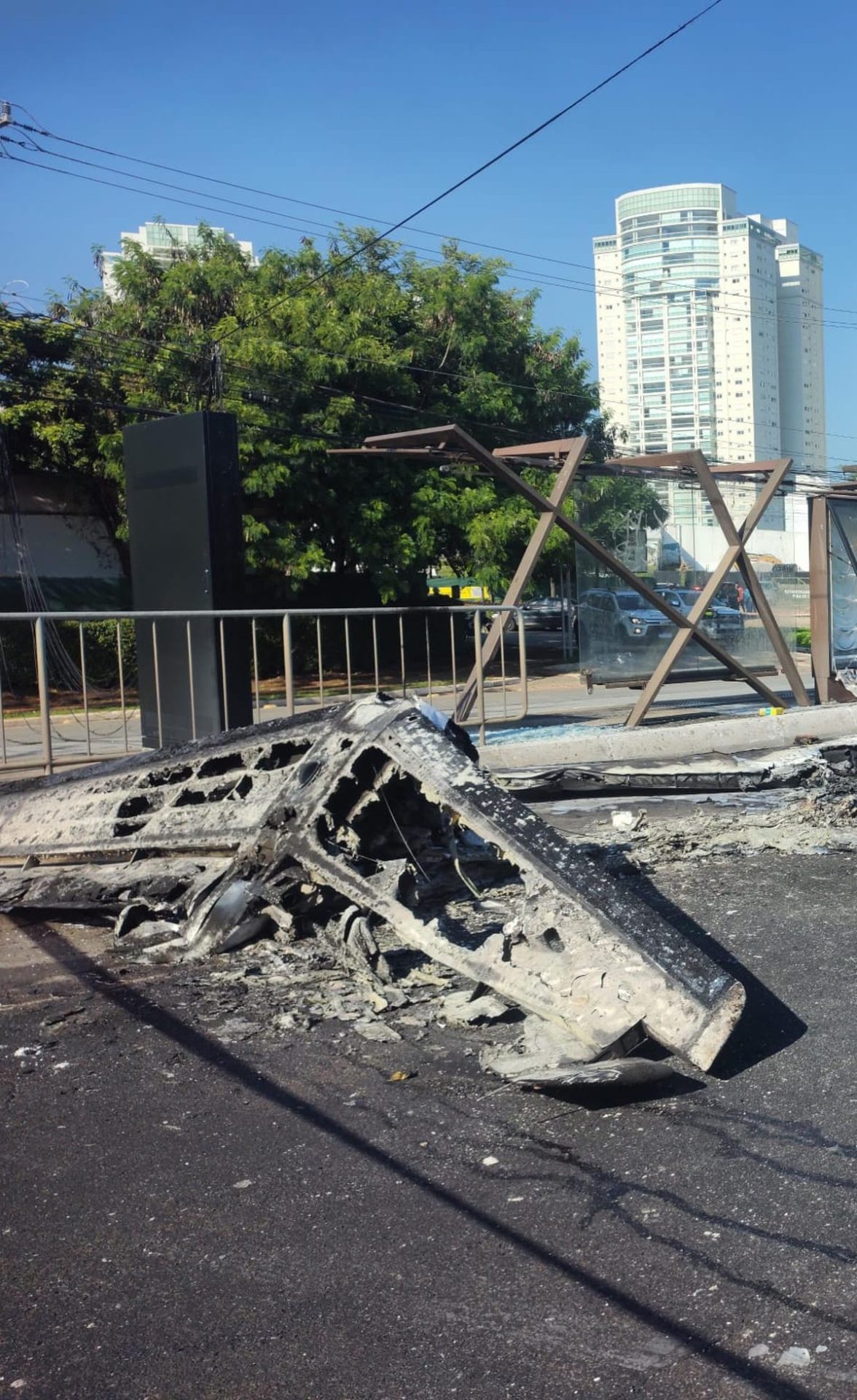 Bombeiros finalizam trabalho de rescaldo após queda de avião em São Paulo