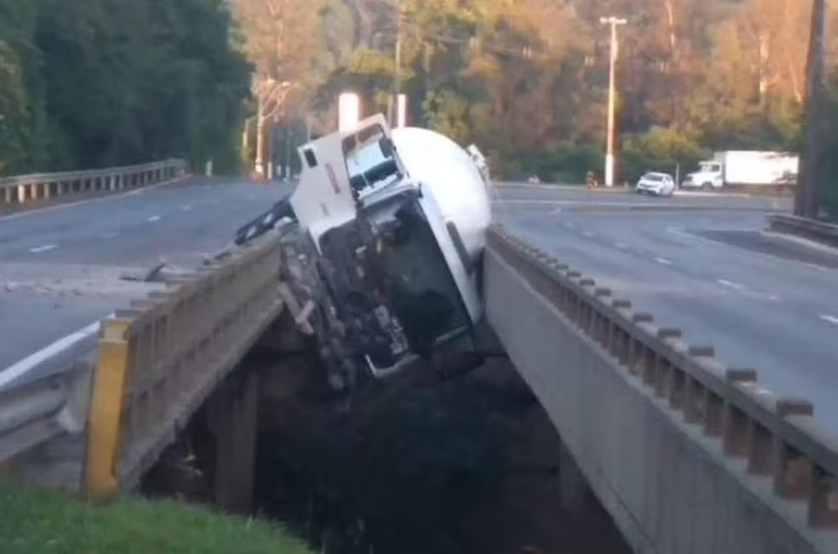 Caminhão-tanque tomba e fica suspenso entre duas pontes no Rio Grande do Sul | Brasil