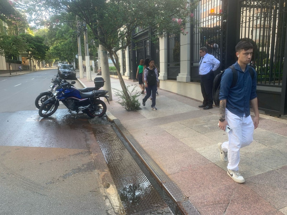 Entupimento em coletor de esgoto próximo à Rua Augusta invade imóveis na região dos Jardins (SP) | São Paulo