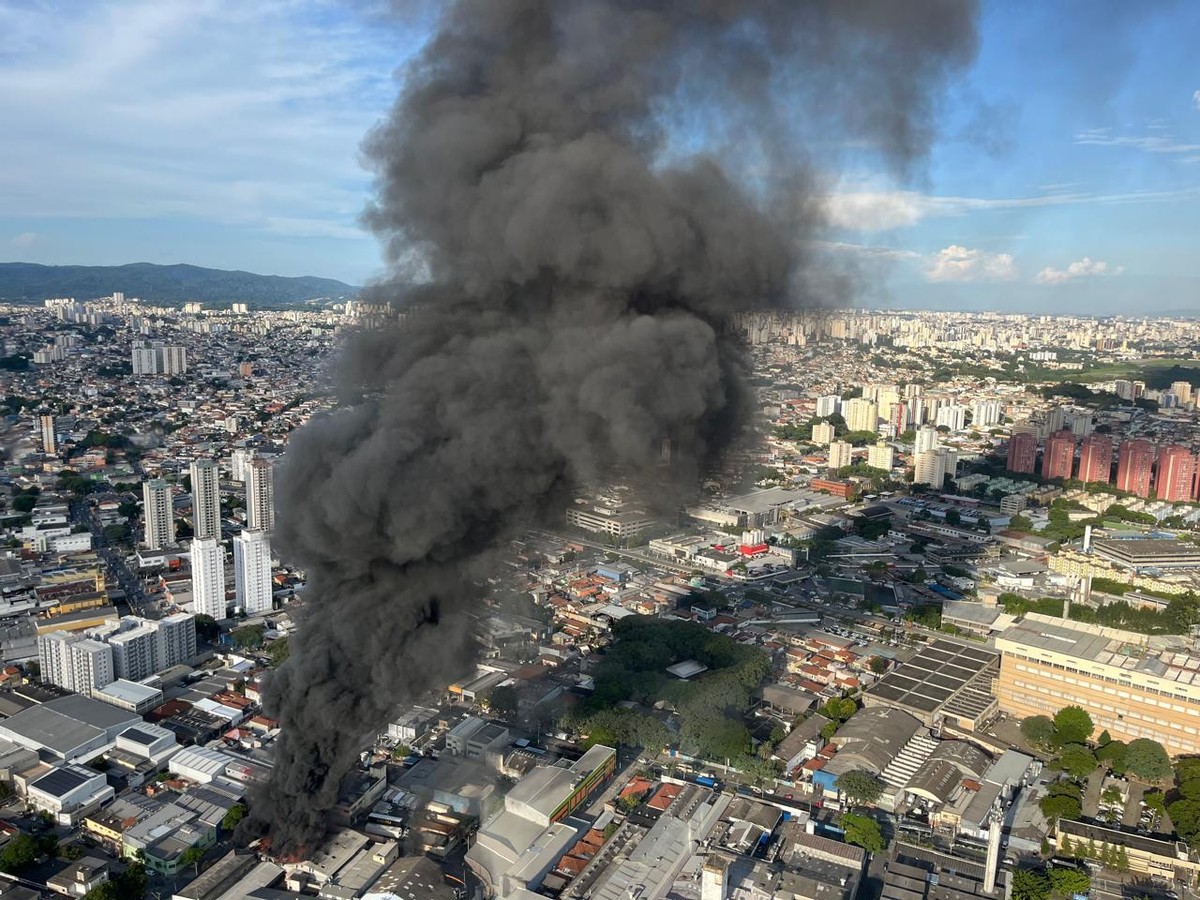 Ao menos 30 clientes da Enel continuam sem energia após incêndio em fábrica de plásticos | São Paulo