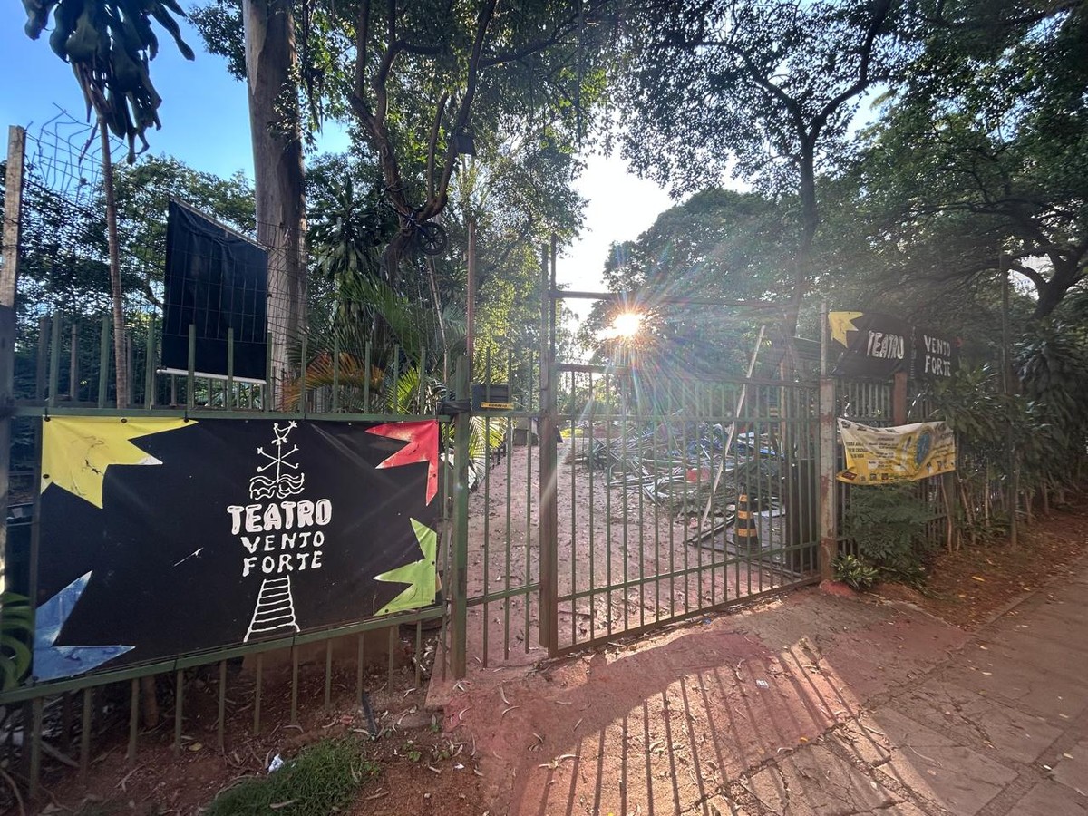 'Tem figurino debaixo dos destroços, a memória, tá tudo ali', protesta ex-aluna de teatro demolido | São Paulo