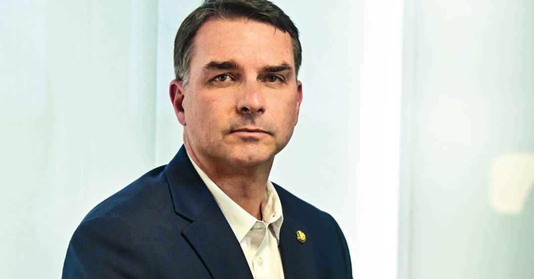Flávio Bolsonaro se candidata à presidência e abala aliados