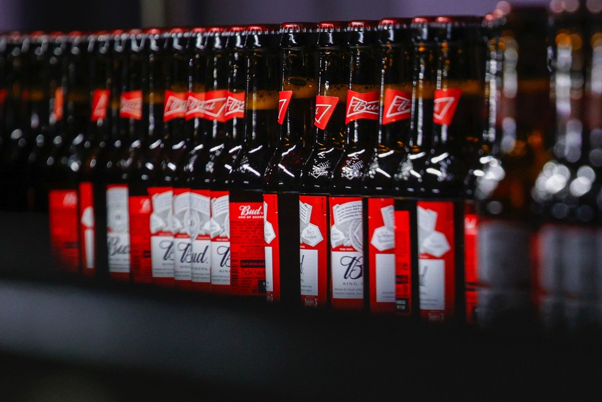 AB InBev recompra participação de 49,9% em fábricas de embalagens metálicas nos EUA