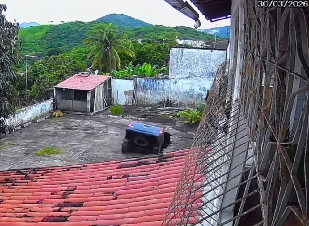 Acidente Chocante: Carro Engolido por Cratera em Casa Paroquial no Ceará - Padre Fala sobre o Incidente
