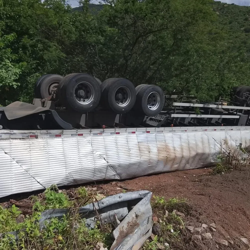Acidente de Trânsito: Carreta Tomba na Ladeira dos Macacos, Entre Catunda e Monsenhor Tabosa