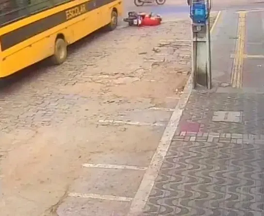 Acidente de Trânsito: Professora Escapa Ilesa após Colisão entre Ônibus e Moto no Centro de Ipu