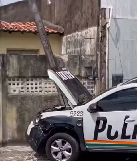 Acidente em Fortaleza: Viatura da PM Derruba Poste em Perseguição a Suspeito
