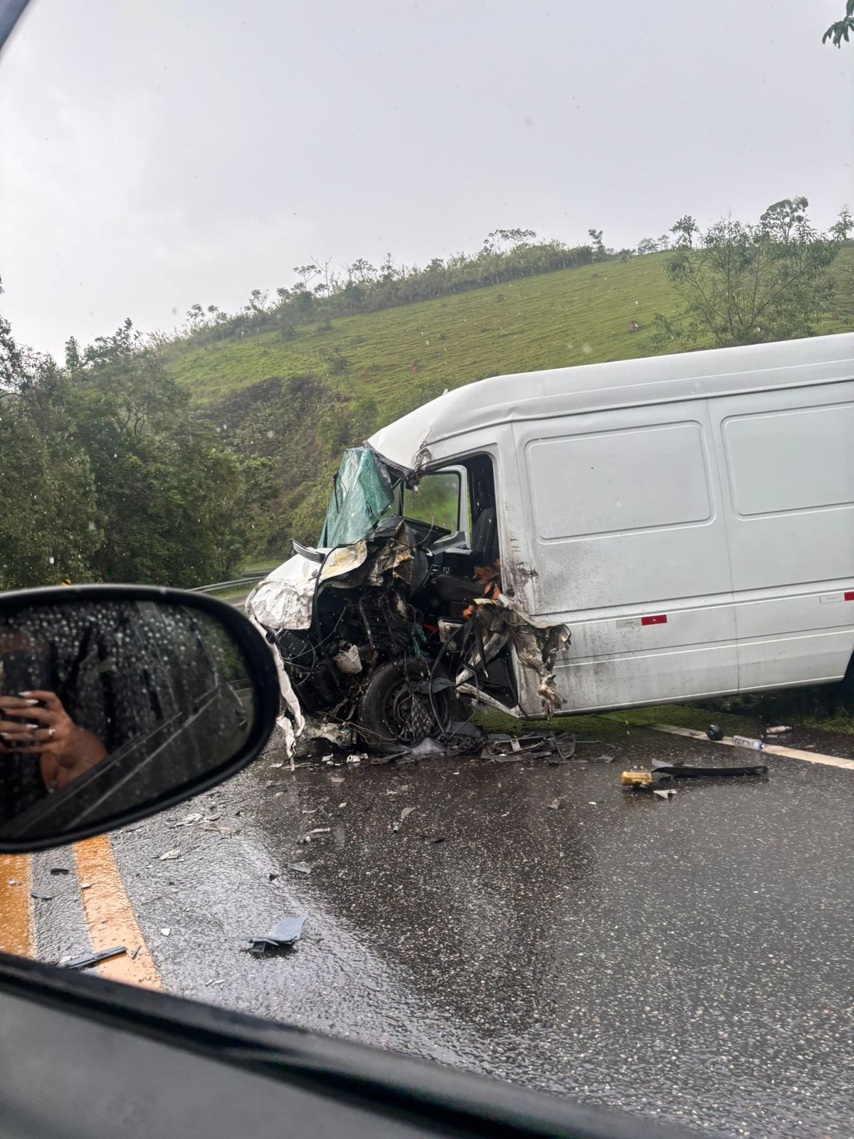 Acidente entre caminhão e van interdita Rodovia Monteiro Lobato