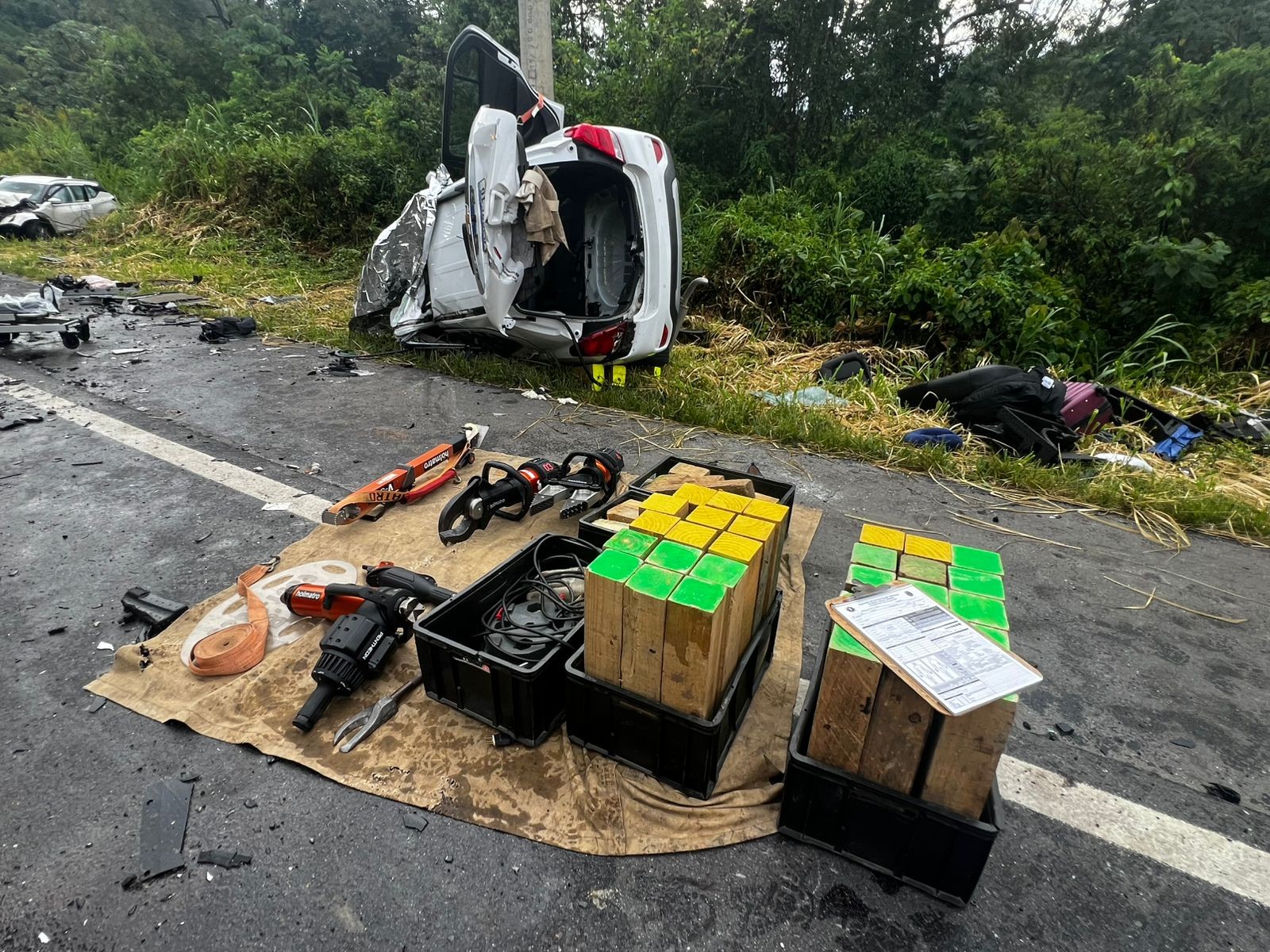 Acidente entre três carros e caminhão deixa um morto e seis feridos na BR-470 em Apiúna