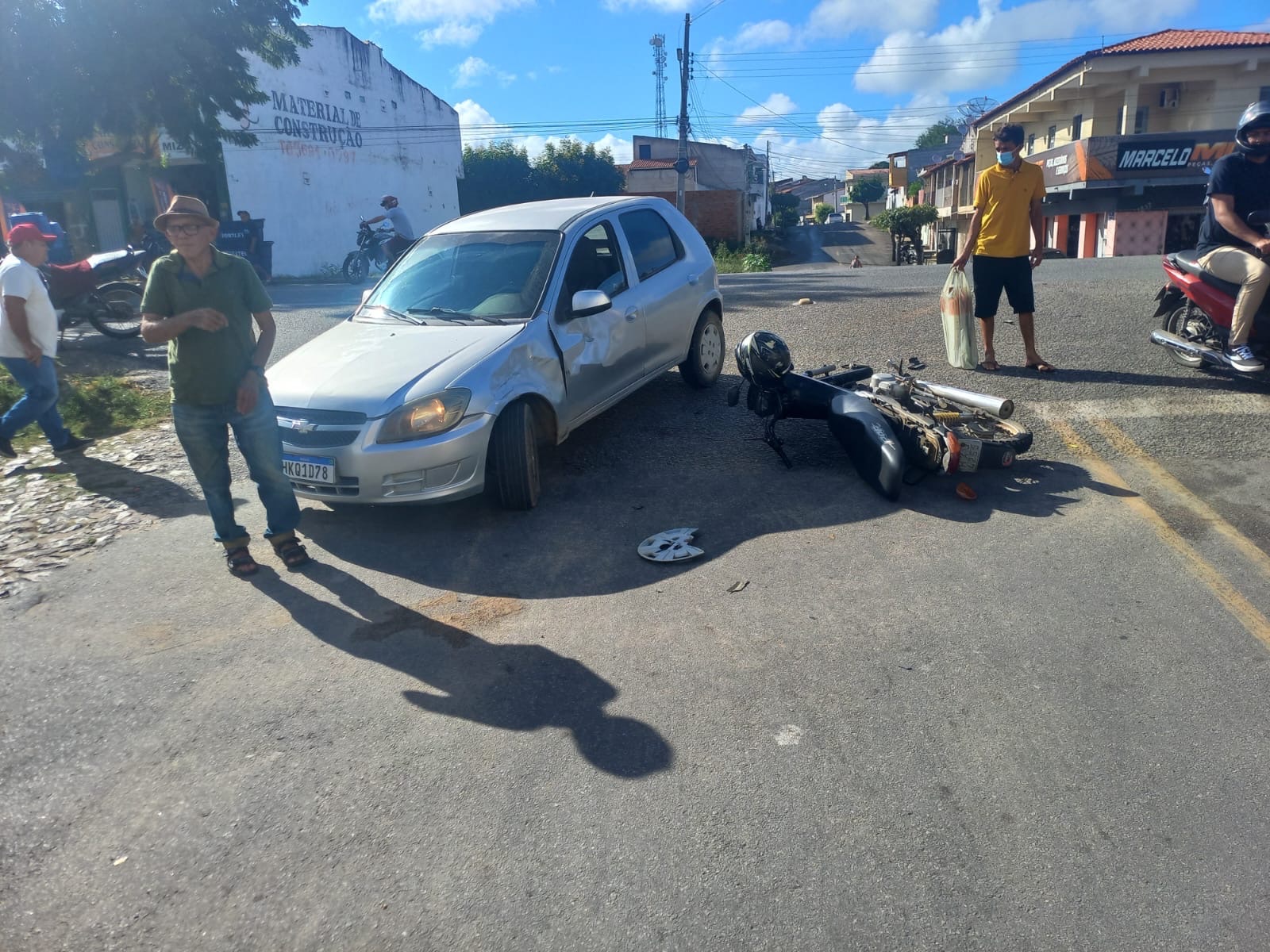 Acidente Grave em Crateús: Colisão entre Carro e Motocicleta no Cruzamento da Avenida Edilberto Frota