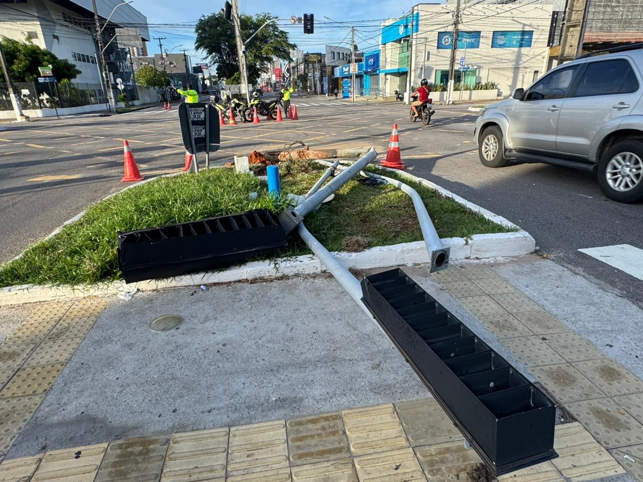 Acidente grave na Av. Nevaldo Rocha em Natal: semáforos caídos, tráfego controlado