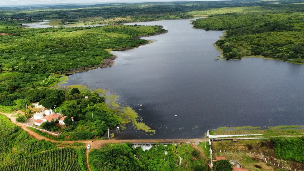 Açude Pau Preto chega a 100% da capacidade e volta a 'sangrar' no Cariri após um ano sem registro de vertimento