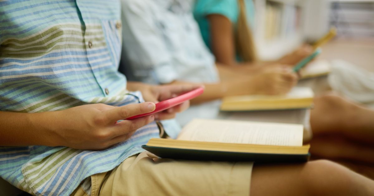 Adolescentes passam 70 minutos por dia no celular nas escolas, diz estudo