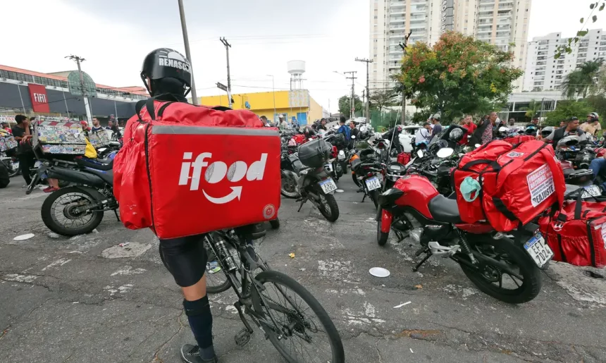 Agora é lei: entregadores não são obrigados a subir até os apartamentos no Rio
