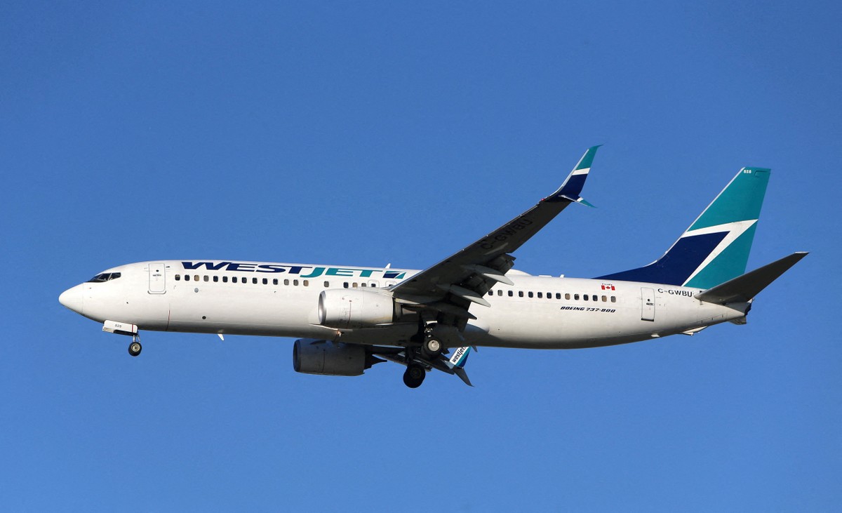 Além da Air Canada, mais duas aéreas canadenses suspendem voos para Cuba