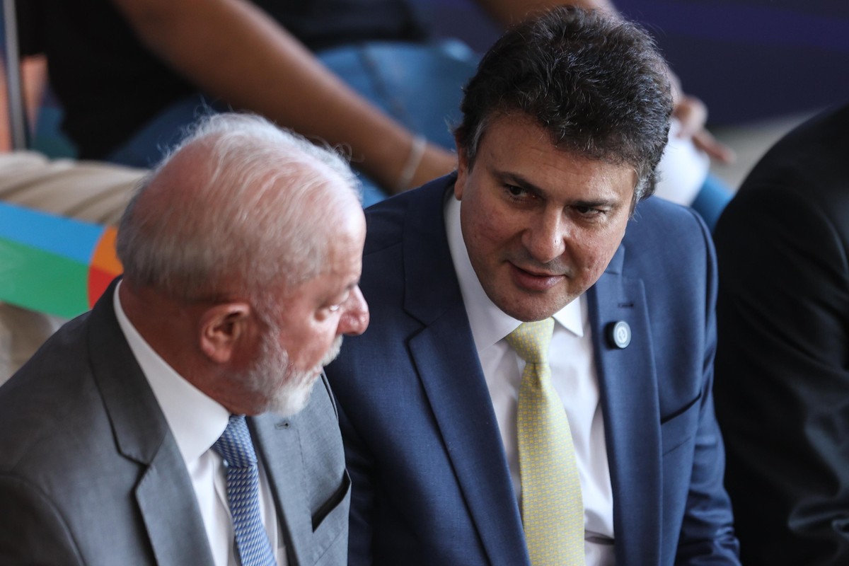 Aliados citam Camilo Santana como perfil ideal para substituir Lewandowski no Ministério d