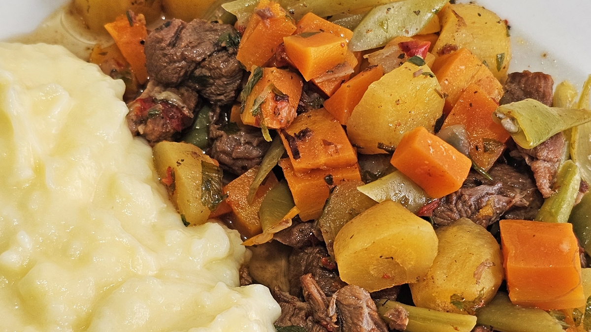 Almoço proteico: picadinho de carne com cenoura e batata