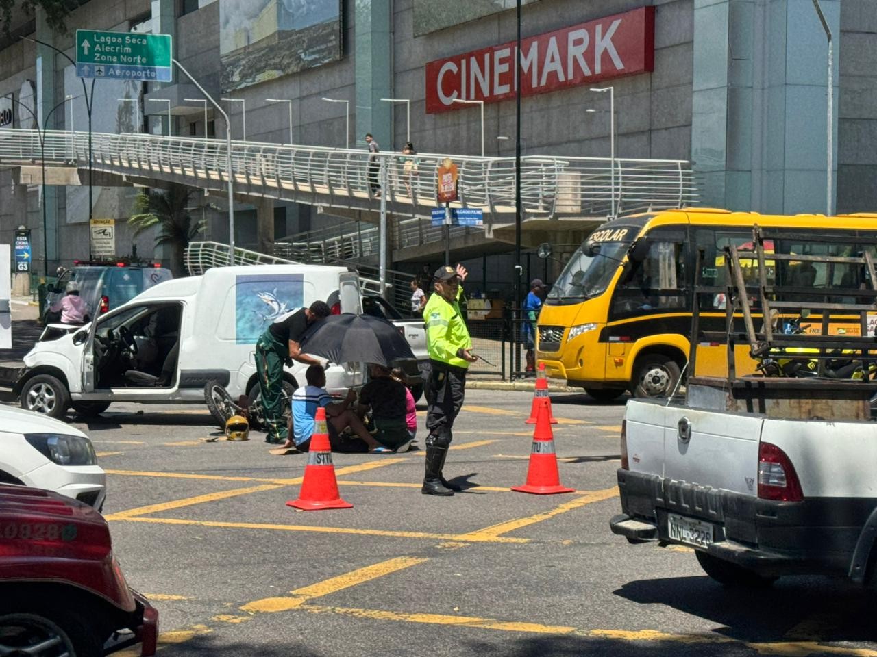 Ambulância com paciente se envolve em acidente com carro e moto em cruzamento de avenidas 