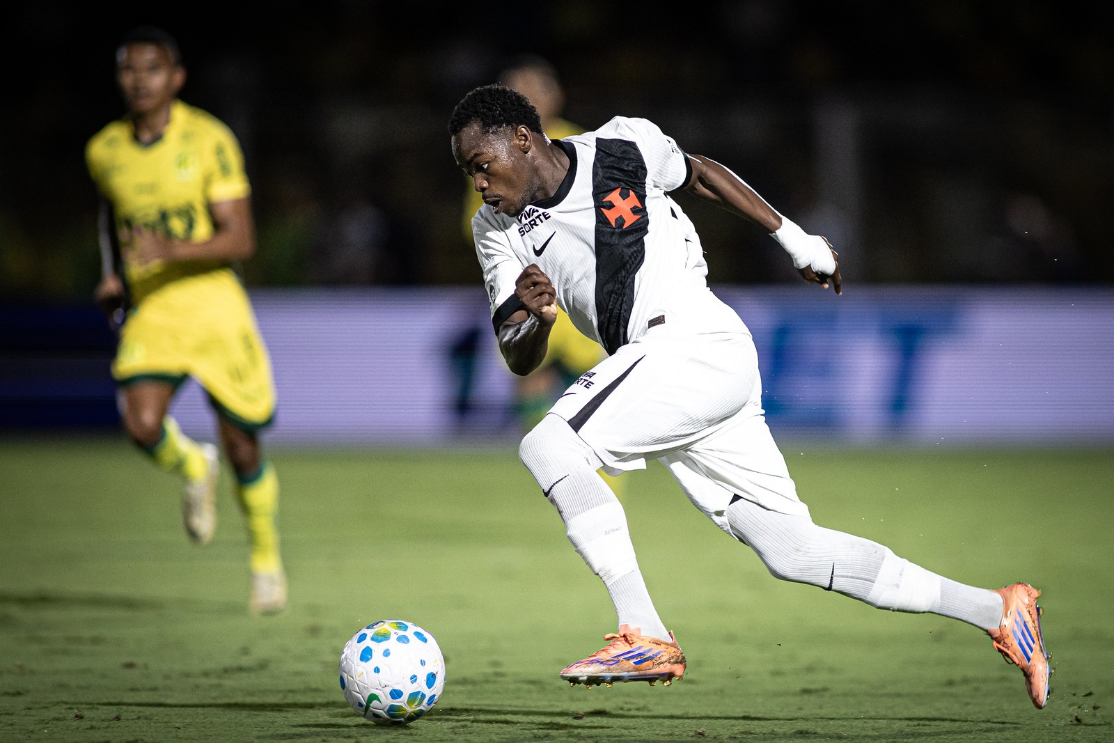 Andrés Gómez: O Atacante do Vasco que Podaria Estar na Copa do Mundo