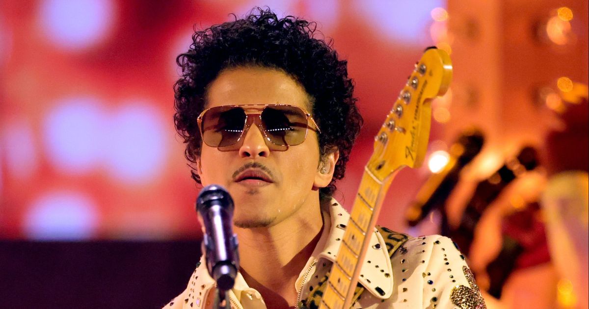 Após 10 anos, Bruno Mars anuncia que novo álbum está pronto