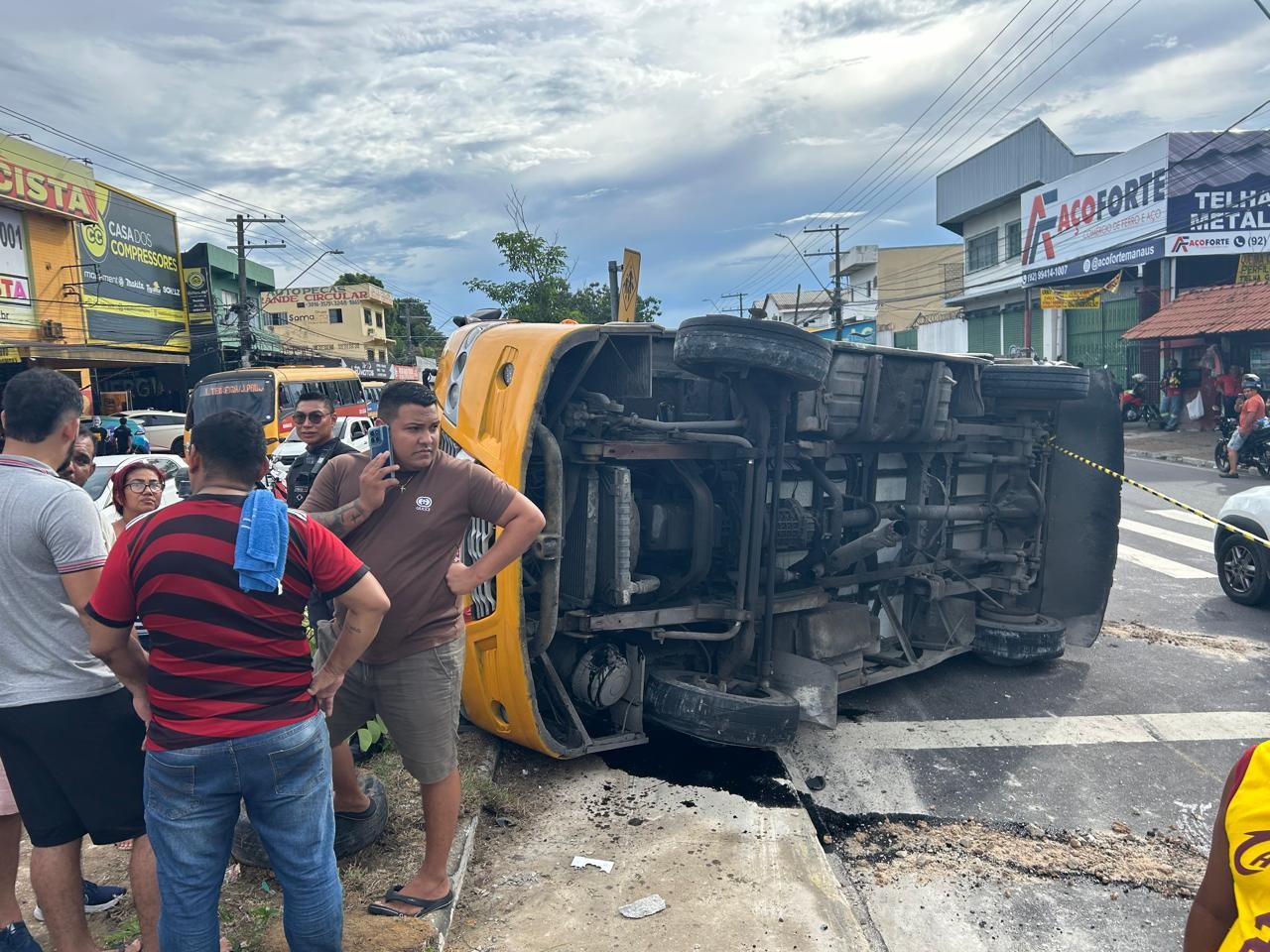 Após acidente com micro-ônibus em Manaus, passageiros denunciam velocidade alta e casos de