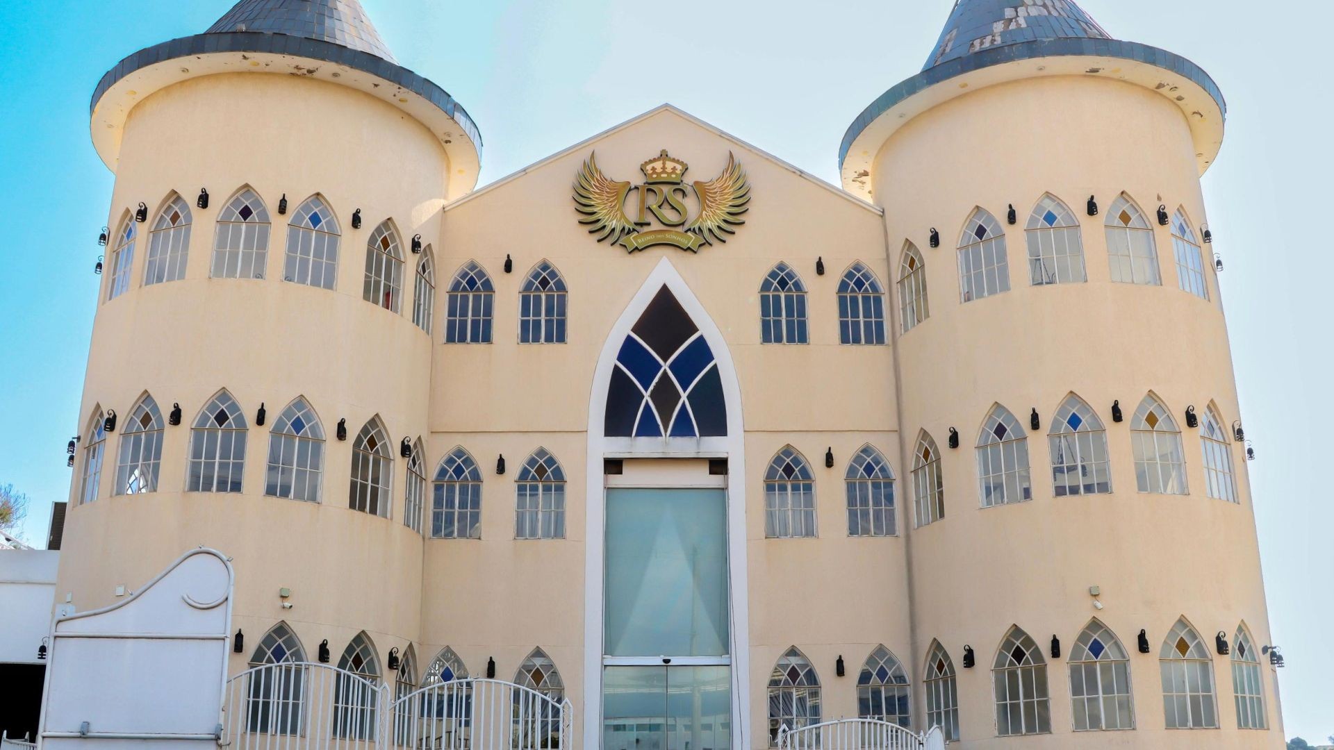 Após casamento no hospital, casal se prepara para celebrar união em castelo: 'Na saúde e n