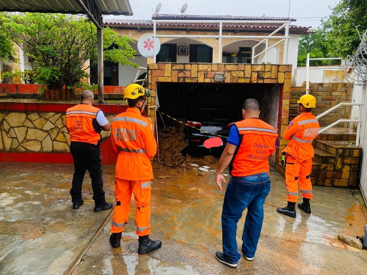Após chuva, parte da parede da garagem da base do Samu em Araçuaí desmorona