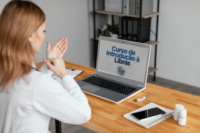 Aprenda Libras Grátis: 1.500 Vagas Abertas no Curso de Introdução à Língua Brasileira de Sinais