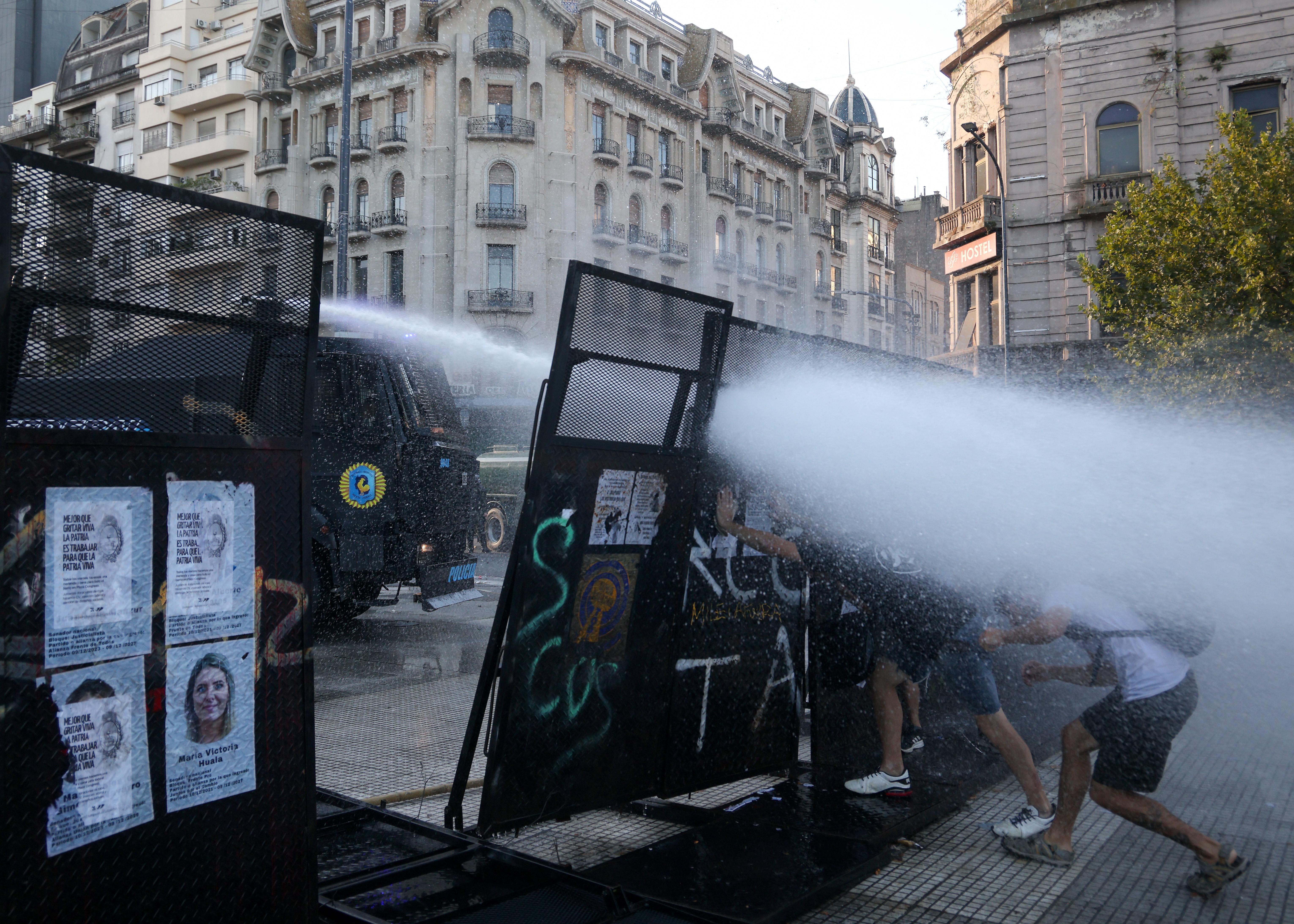 Argentina em Calamidade: Confrontos entre Policiais e Manifestantes por Reforma Trabalhista