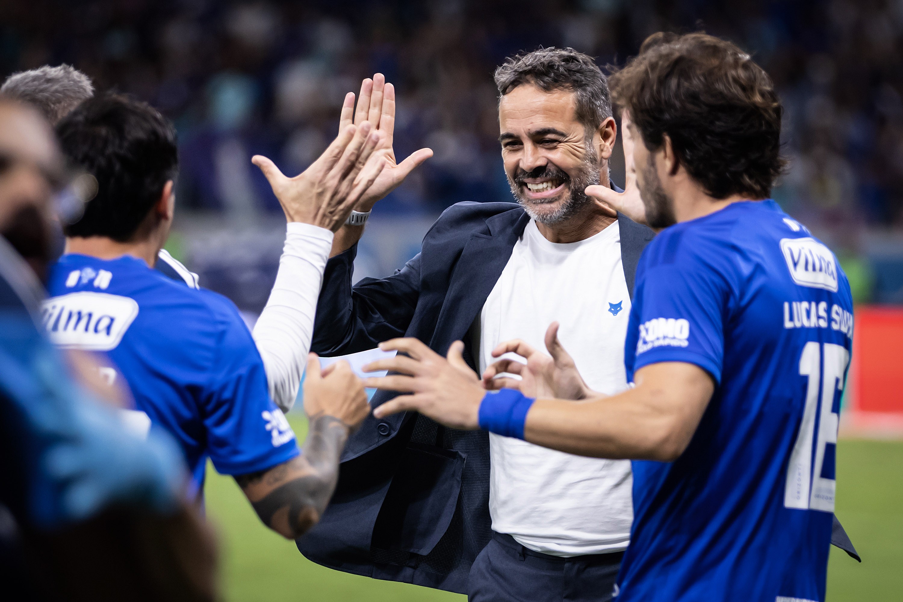 Artur Jorge completa mês como técnico do Cruzeiro: vitórias e turbulências