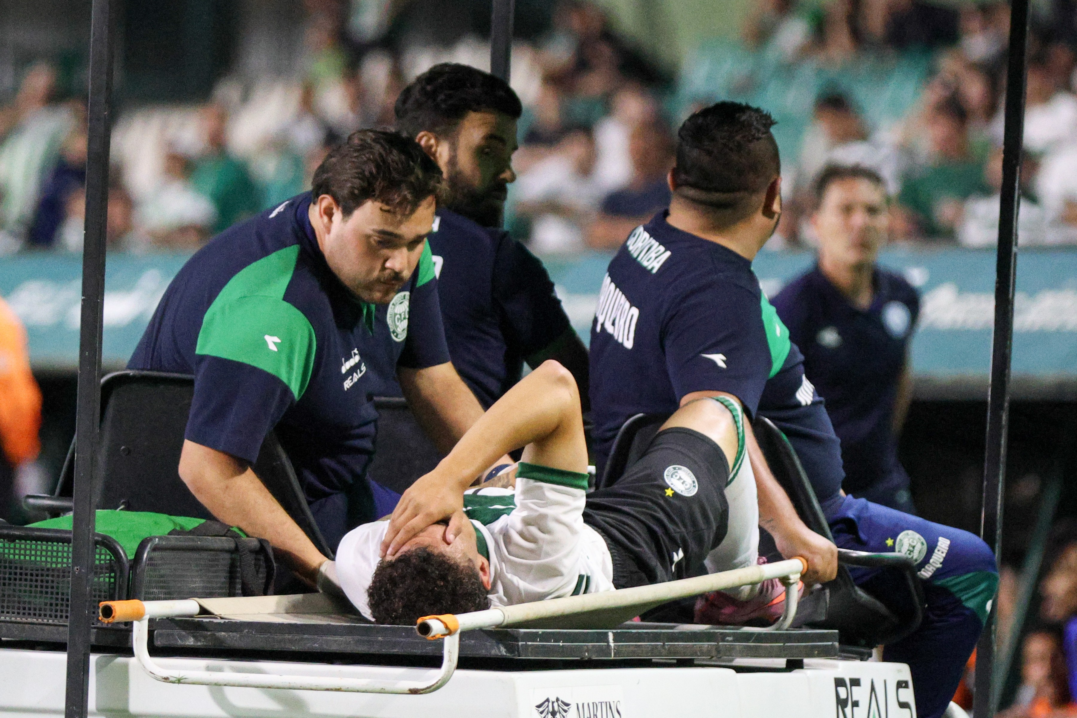 Atacante do Coritiba quebra o braço em lance do jogo de estreia pelo Paranaense