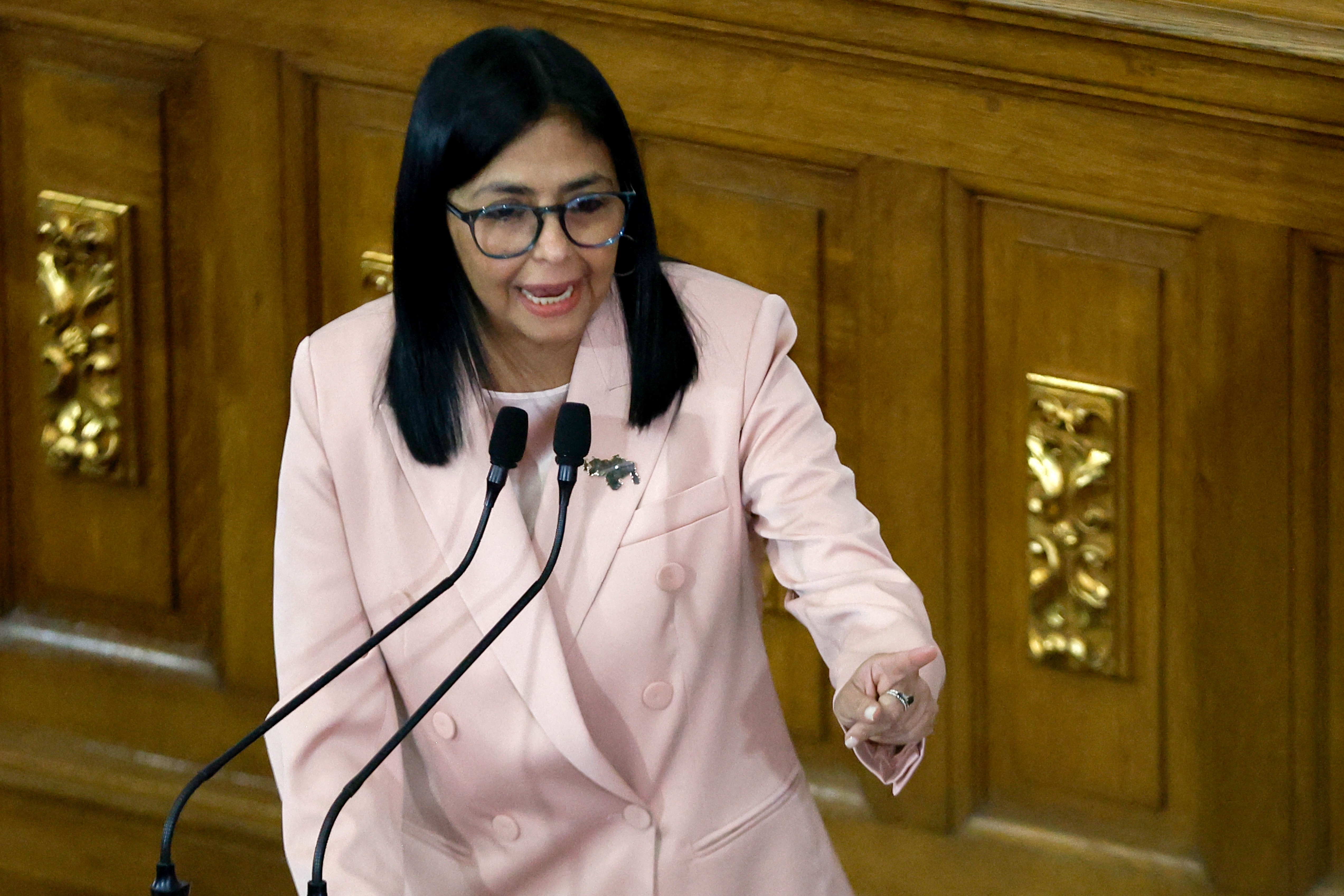 Até onde vai o poder da presidente interina da Venezuela
