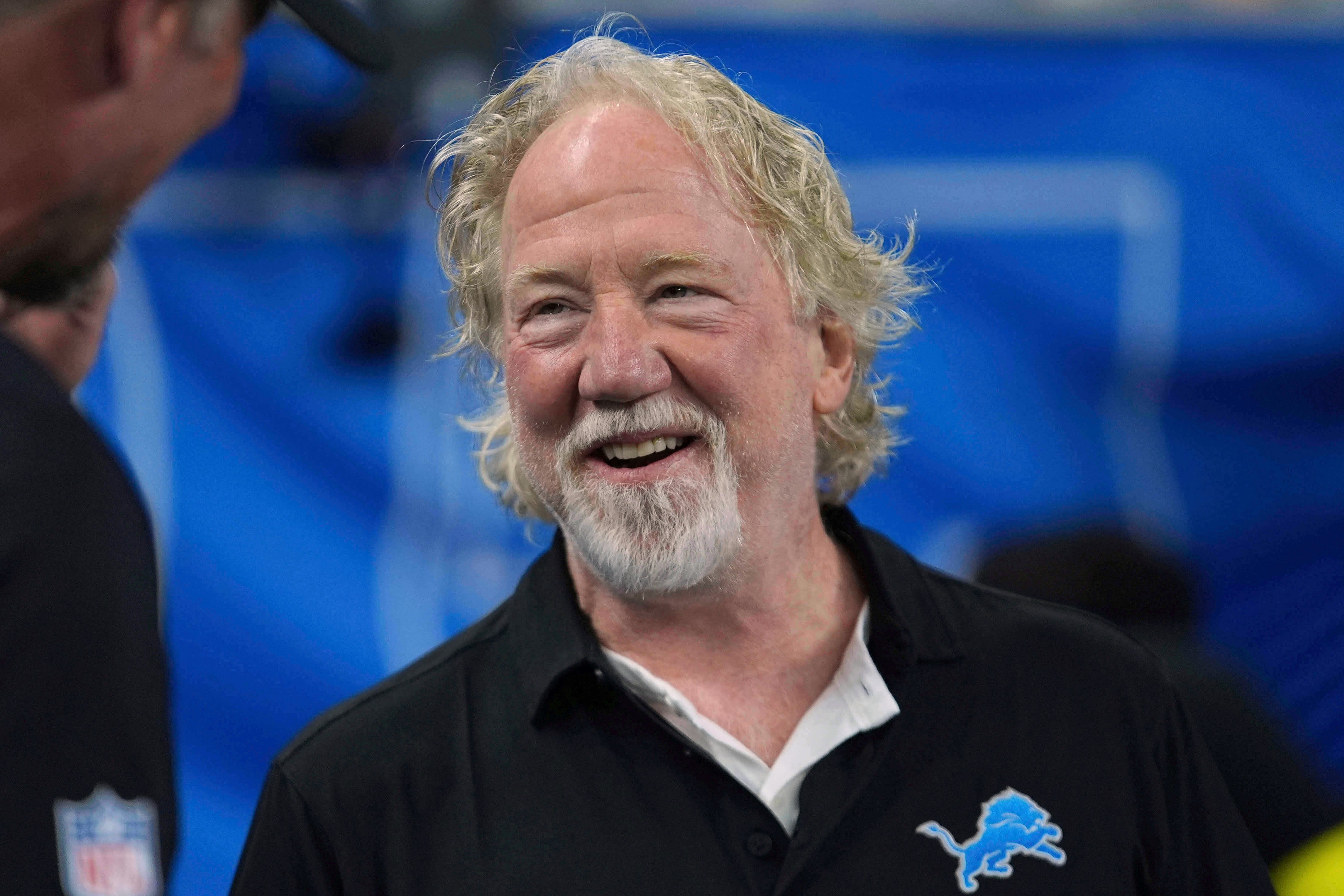 Ator Timothy Busfield é acusado de abuso sexual infantil e tem mandado de prisão emitido n