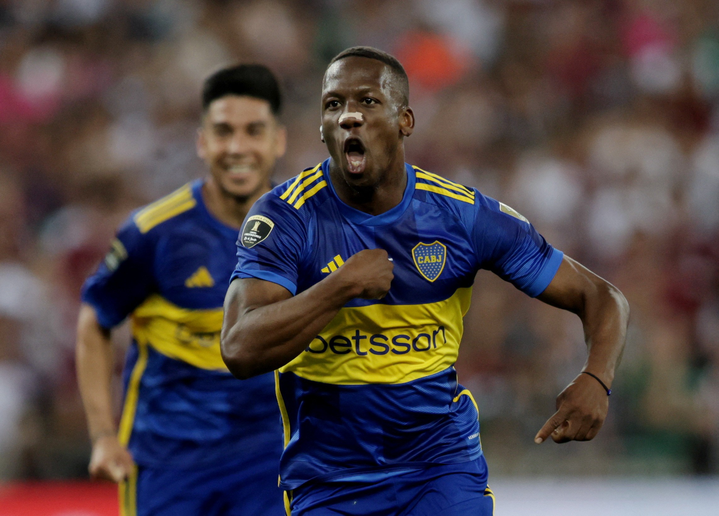 Autor de gol na final da Libertadores de 2023, Advíncula rescinde com Boca Juniors