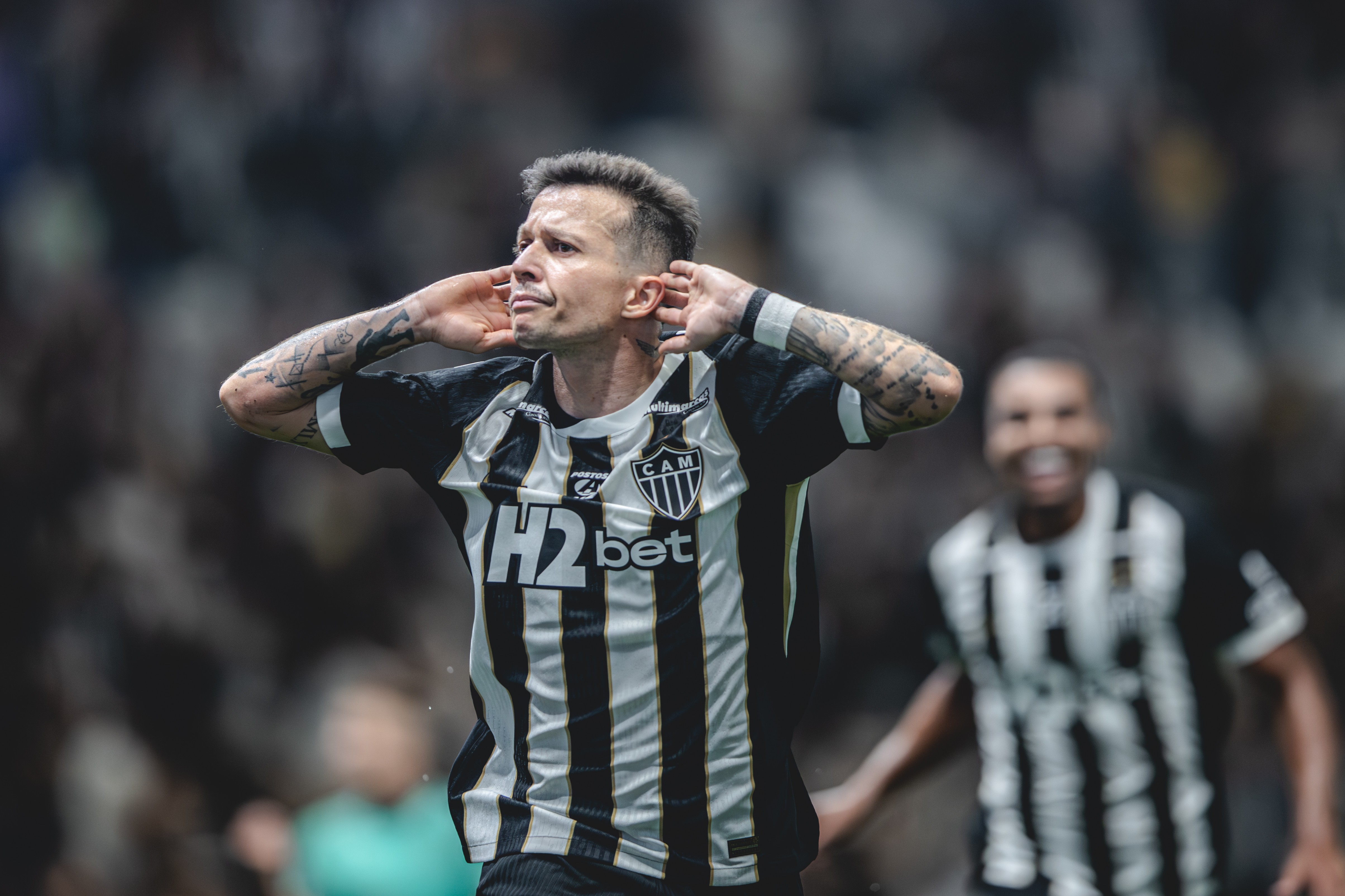 Bernard provoca torcida, mas pede desculpas após gol no Atlético-MG