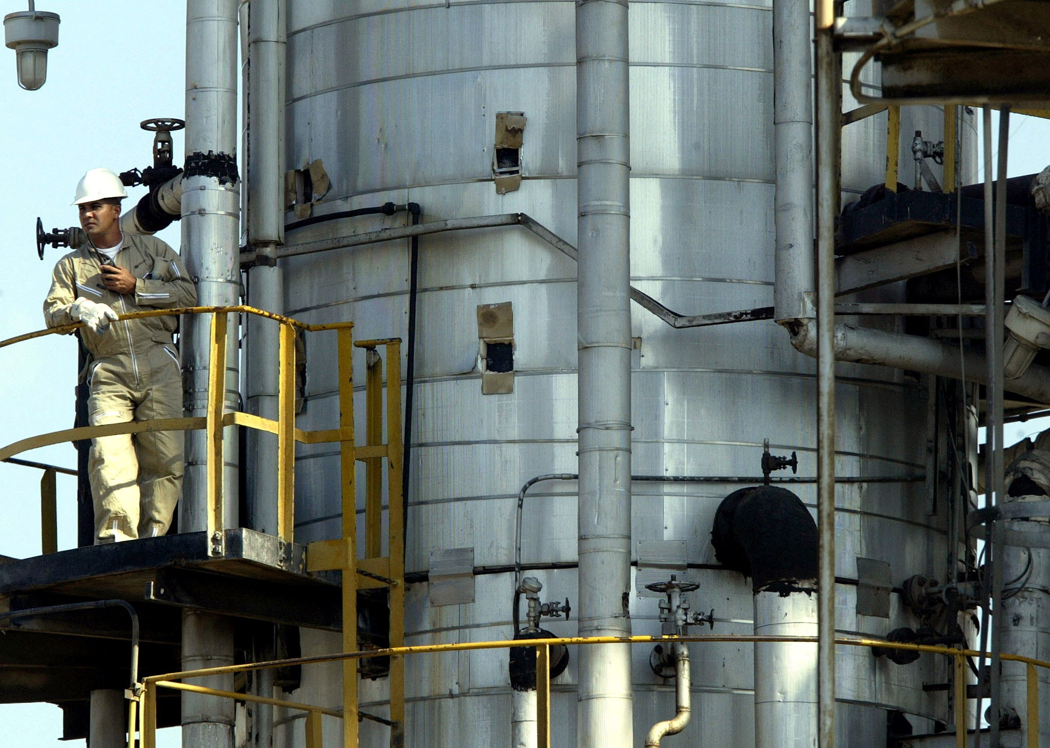 Bloqueio dos EUA faz Venezuela reduzir produção de petróleo por falta de arma...