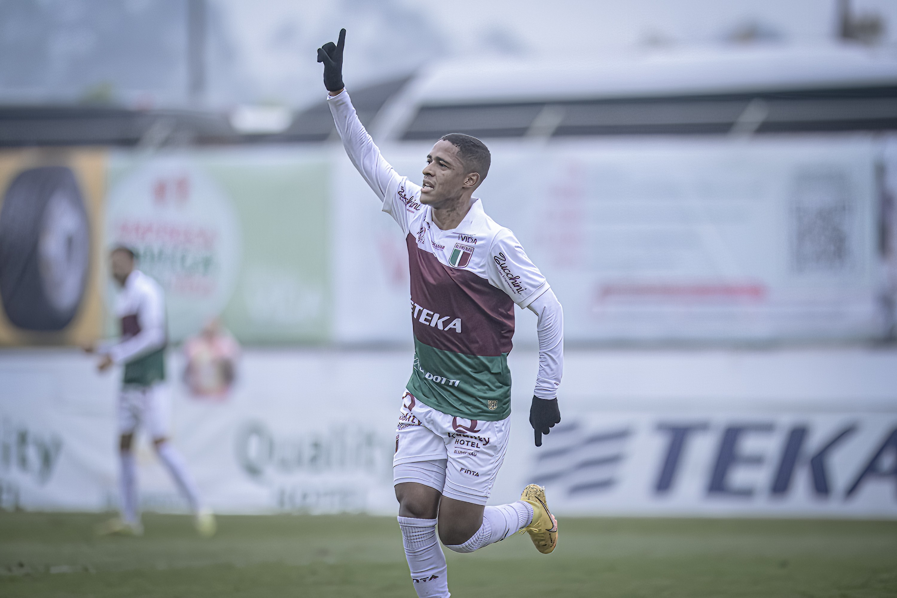 Blumenau Goleia Jaraguá e Assume Liderança da Série B do Catarinense