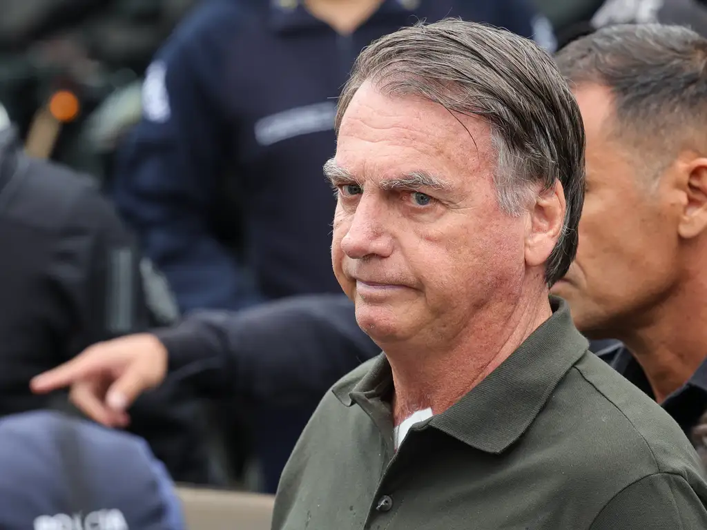 Bolsonaro deve fazer exames em hospital após bater a cabeça durante a madrugada