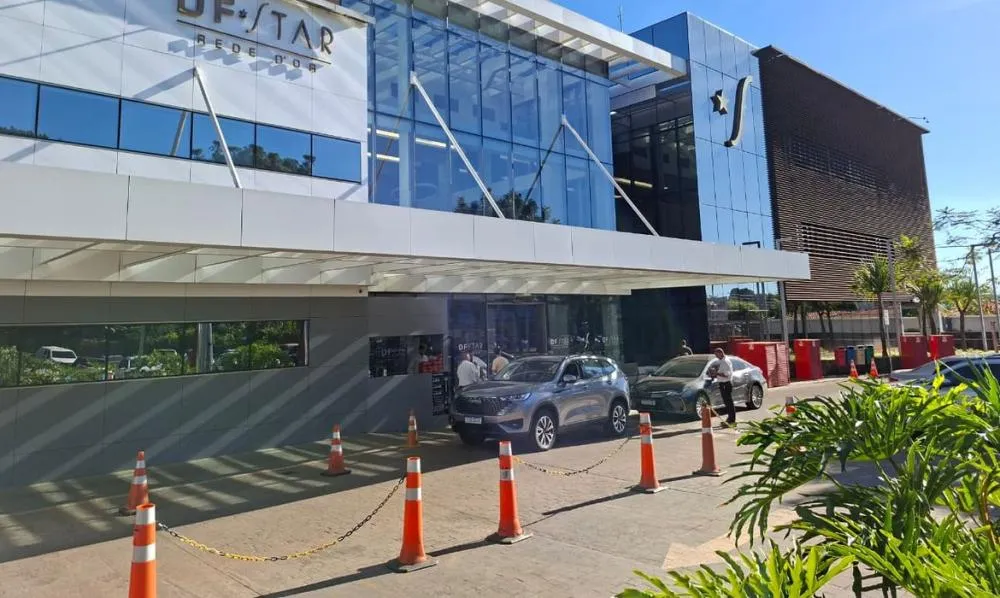 Bolsonaro Internado: Ex-presidente Passa por Cirurgia No Ombro em Brasília